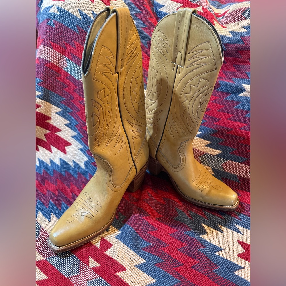 Vintage Frye Tan Western Leather Boots size 6 women’s